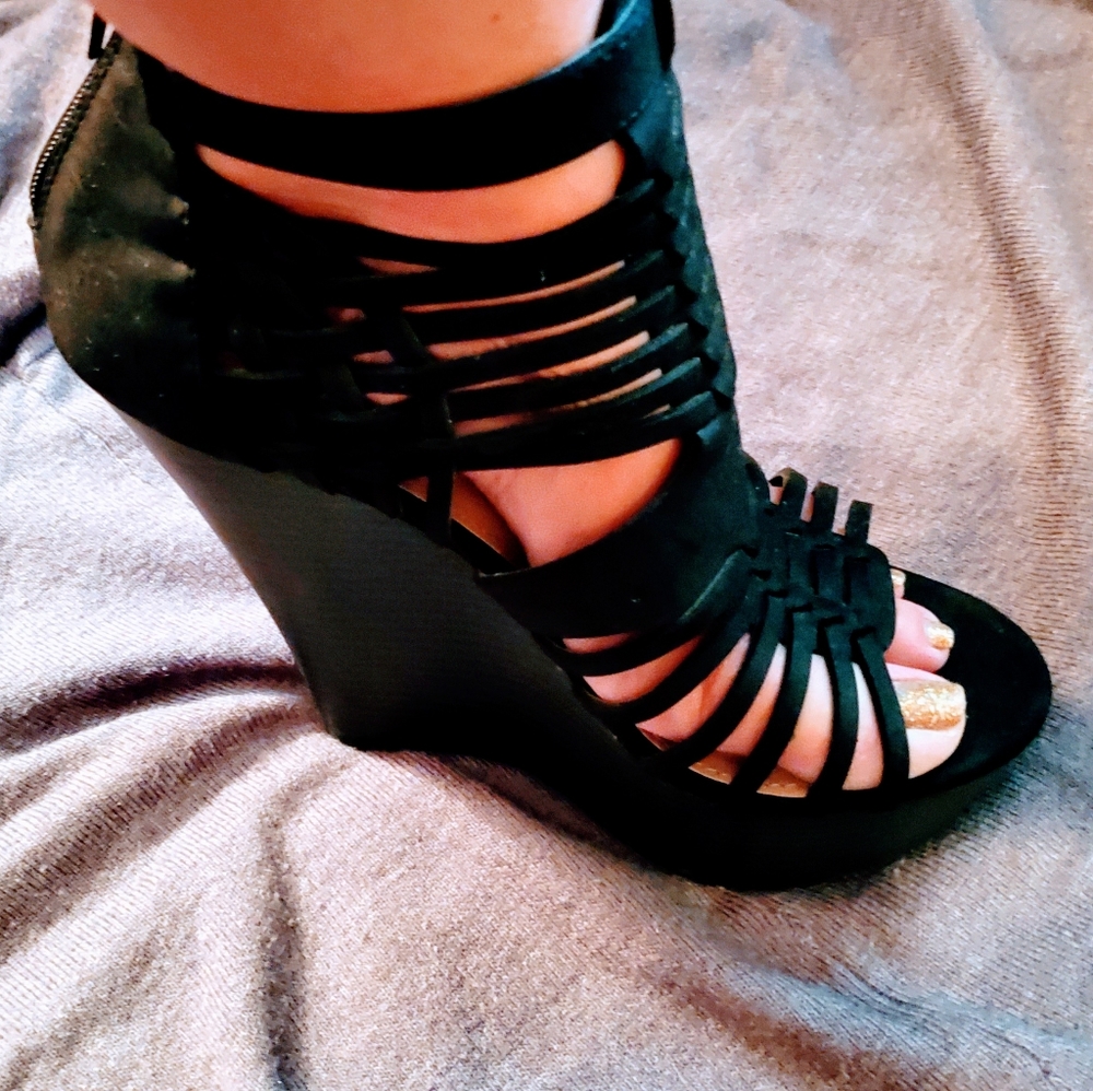 BLACK WEDGES